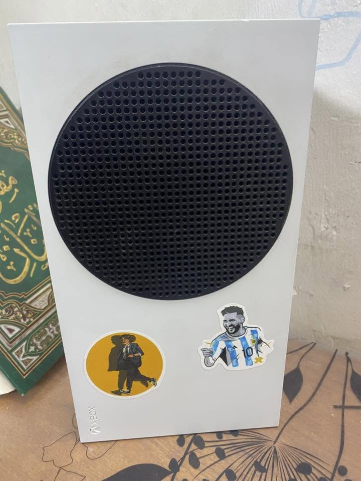 سلام عليكم 
سيريس اس للبيع استخدام  قليل لوك ستيكر  ما مفتوح يجي اشتراك جيم باس شهرين وردد ٢ وبيس ٢١ وفورزا هورايزن ٦ واساسن ميراج ويجي ماوس وكيبورد  ميكانيكي بلو سويج بسعر ٣٧٠ الف قفل  يوجد توصيل جميع المحفظات 
للاستفسار اكثر خاص ***********
