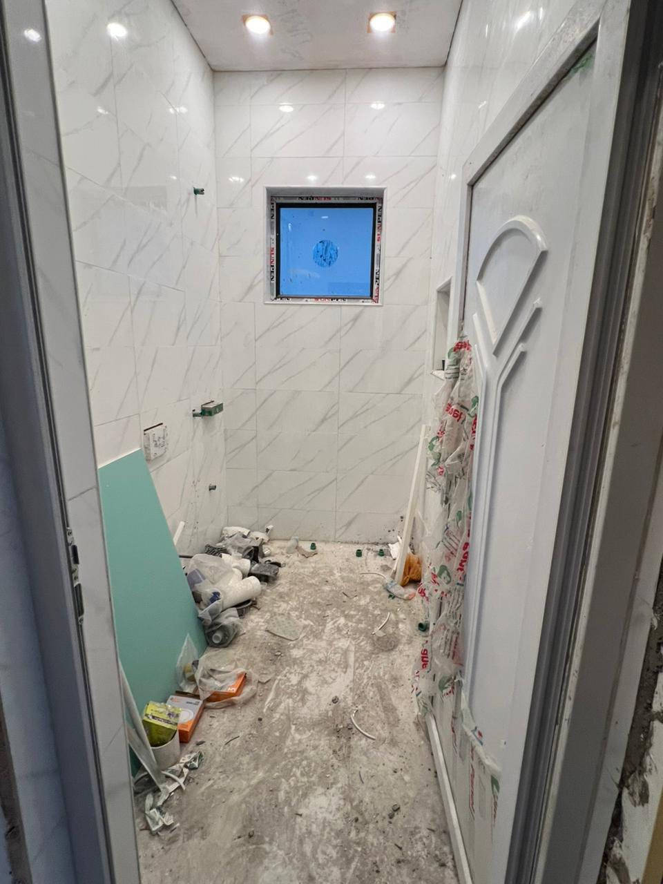 للبيع عمارة حديثة في مجمع الضباط السكني – قرب مطار بغداد الدولي وخلف جامعة المشرق

📍 الموقع: مجمع الضباط السكني – قرب مطار بغداد – خلف جامعة المشرق
📏 مساحة العقار: 150 متر
📐 الواجهة: 10.76 متر
📏 النزال: 14 متر

🔹 العمارة تتكون من شقتين مستقلتين:

* شقة أرضية
* شقة بالطابق الأول

🔹 كل شقة تحتوي على:

* غرفتين سويت
* حمام
* مطبخ
* استقبال مريح ومرتب

🌿 الشقة الأرضية تحتوي على حديقة خلفية خاصة تضيف خصوصية وراحة جميلة.

🏗️ الطابق الثالث:

* مجهز بالكامل للبناء مستقبلاً
* كافة خدمات الكهرباء والماء جاهزة
* إمكانية بناء شقة ثالثة بسهولة حسب رغبة المشتري

✅ موقع مميز وهادئ
✅ مناسب للسكن أو الاستثمار
✅ تصميم عملي وحديث

📞 زين: ***********
📲 آسيا/واتساب: ***********

📩 للاستفسار والتفاصيل أكثر التواصل مباشرة.
