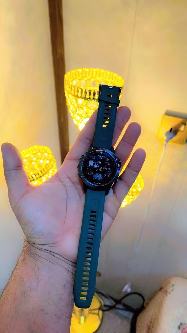 المواصفات التفصيلية الكاملة لساعة Garmin fēnix 5 (نسخة الياقوت Sapphire الموضحة في الصورة): [1]
المواصفات التفصيلية الكاملة لساعة Garmin fēnix 5 (نسخة الياقوت Sapphire الموضحة في الصورة): 
📐 التصميم والأبعاد

أبعاد الهيكل: 47.0 × 47.0 × 15.5 ملم.

الوزن: 87 غراماً (مع حزام السيليكون).

مواد التصميم: إطار الشاشة والأزرار والغطاء الخلفي مصنوعة من الفولاذ المقاوم للصدأ (Stainless Steel)، والهيكل من البوليمر المقوى بالألياف.

حجم الشاشة: 1.2 إنش (بقطر 30.4 ملم).

دقة الشاشة: 240 × 240 بكسل، ملونة بالكامل (64 لوناً)، وتعمل بتقنية (Transflective) لضمان وضوح خارق تحت أشعة الشمس المباشرة.

عدسة الشاشة: زجاج الياقوت الكريستالي (Sapphire) المقاوم جداً للخدش والصدمات. [1, 2, 3, 4]

🔋 عمر البطارية (ليثيوم أيون)

وضع الساعة الذكية: يصل إلى 2 أسبوعين.

وضع التتبع المستمر (GPS): يصل إلى 24 ساعة.

وضع توفير الطاقة (UltraTrac): يصل إلى 60 ساعة (بدون قياس نبضات القلب من المعصم). [1, 2, 3]

📡 المستشعرات والاتصال

أنظمة الملاحة: تتبع مزدوج متقدم عبر أقمار GPS و GLONASS.

مستشعرات ABC: مقياس الارتفاع البارومتري (Altimeter)، مقياس الضغط الجوي للتنبؤ بالطقس (Barometer)، وبوصلة إلكترونية ثلاثية المحاور (Compass).

التقنيات اللاسلكية: تدعم Wi-Fi (حصرياً لنسخ السافير للمزامنة التلقائية)، بالإضافة إلى Bluetooth Smart و ANT+ لربط الحساسات الخارجية.

مستشعر القلب: مستشعر Garmin Elevate المدمج لمراقبة نبضات القلب والإجهاد على مدار الساعة.

🏊‍♂️ ميزات مقاومة الماء والرياضة

مقاومة الماء: تصنيف 10 ATM (مقاومة ضغط الماء حتى عمق 100 متر)، مما يجعلها ممتازة للسباحة والغوص السطحي.

الأنظمة الرياضية المحملة: تدعم بروفايلات مخصصة ومحترفة للجري، الدراجات، السباحة (في الأحواض والمياه المفتوحة)، التزلج، الغولف، والتجديف مع حساب عدد الضربات والمسافات بدقة.

الذاكرة الداخلية: 64 ميجابايت لحفظ مسارات الأنشطة والبيانات.

🌹 تدعم خرائط العراق 

🌹تدعم اللغة العربية 

🌹تدعم شعارات الاتصال والرسائل عربي 

🌹السعر 200 الف مع التوصيل


**إذا كنت صاحب هذا الإعلان وتريد حذفه لأي سبب، رجاءا أرسل رسالة إلى الدعم الفني**