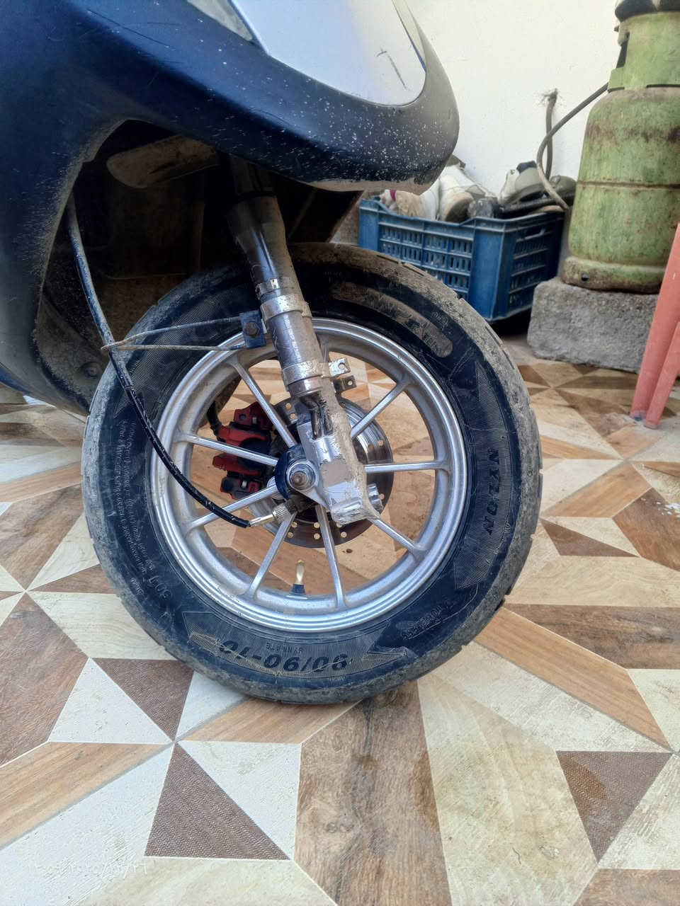 السلام عليكم ماكس عدلة للبيع كاملة مكملة مابيها اي نقص 
مامفتوحة وعليها تزويد خارجي دبلات غازية ويل كب نجمة لون رصاصي والدراجة بحالة الوكالة السعر 650 وبيها مجال بسيط  ومكانها ديالى بعقوبة قرب الفلاحة رقم الهاتف ***********
