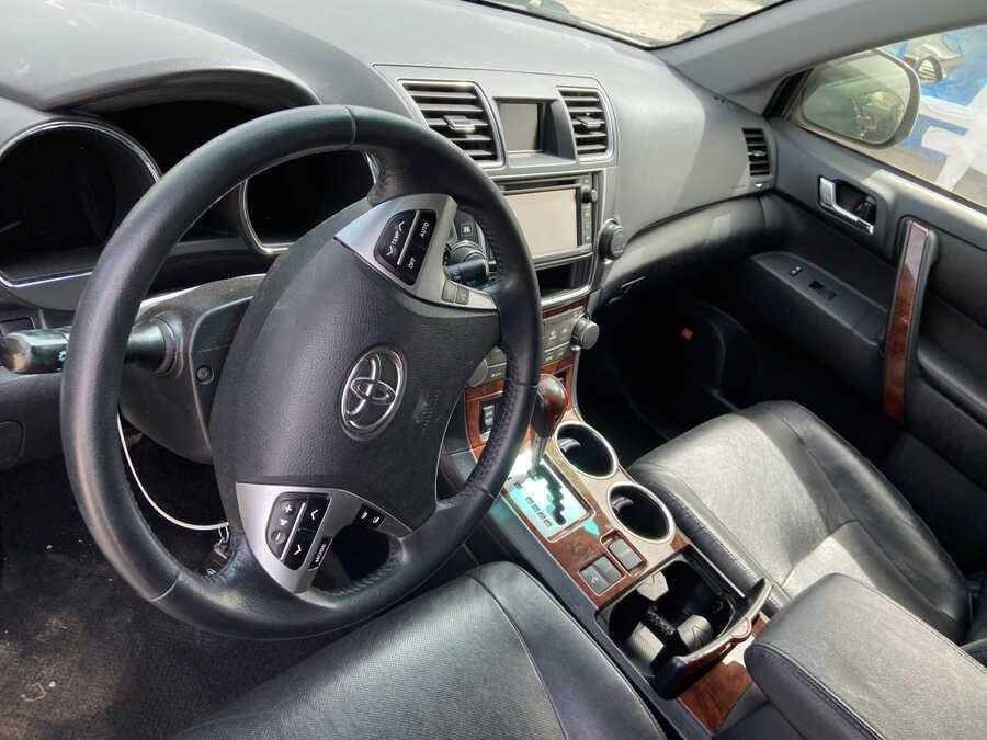 *تويوتا هايلاندر 2013 هايبرد فل كامل – سيارة الدفع الرباعي الفاخرة والاقتصادية*

*المواصفات:*
- *المحرك:* هايبرد 3.5 لتر V6، قوة 280 حصان
- *الناقل:* أوتوماتيك 5 سرعات
- *الدفع:* AWD رباعي مستمر
- *اللون:* بحري
- *الاستهلاك:* 15-18 كم/لتر

*المميزات:*
- مقاعد جلدية فاخرة وقابلة للتدفئة
- شاشة ترفيه 7 بوصة (نظام الملاحة + بلوتوث + USB + AUX)
- نظام صوتي JBL 9 سماعات
- تكييف مزدوج
- فتحة سقف بانوراما
- جنوط 18 بوصة
- نظام أمان متقدم

*السعر:* 11,000 دولار أمريكي
*الموقع:* صنعاء

#تويوتا_هايلاندر #2013 #هايبرد #فل_كامل #سيارة_دفع_رباعي #صنعاء
للتواصل 775017274
صاحبها محتاج


**إذا كنت صاحب هذا الإعلان وتريد حذفه لأي سبب، رجاءا أرسل رسالة إلى الدعم الفني**