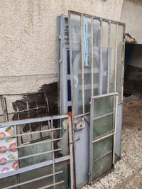 ابواب  وشبابيك قديمه للبيع  07829332481