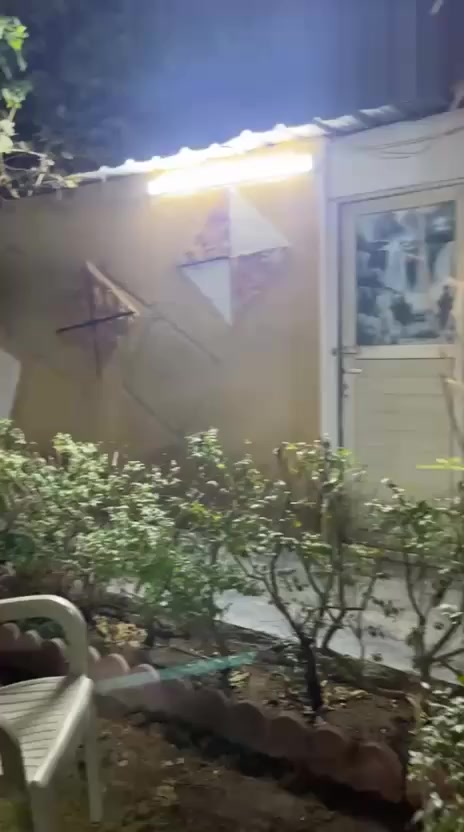 السلام عليكم للبيع بيت منطقة الكراده يم مستشفى ابن الهيثم للعيون مساحه ٢٥٠ متر سعر ٨٥ مليون اوراق كامله الإستفسار رقم الهاتف واتساب ***********
