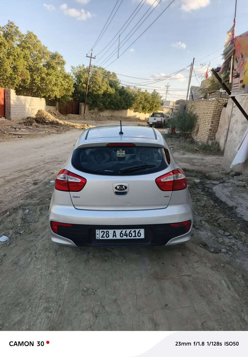 السلام عليكم كيا ريو مديل 16 السياره وارد امريكي ضربه خفيفه من كدام صفحه السايق السياره نضيفه شوف عينك تبريد شغال حداديه نضافه 90  السياره خير من الله ما عايزها شي السعر 80 قفل للستفسار ***********
