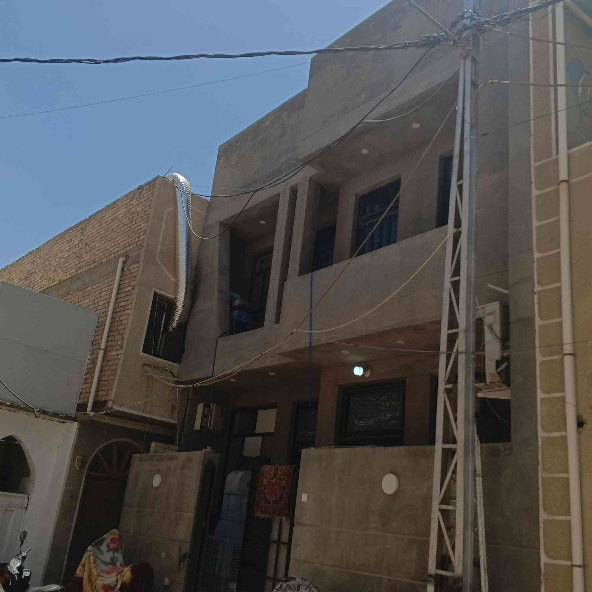 ✨ للبيع | دار سكنية مميزة بطابو ملك صرف ✨

🏡 فرصة استثمارية وسكنية في موقع مميز

📍 الموقع: الكريعات – شارع عيدان أبو تشاي.

📐 المساحة الكلية: 111 م²
📏 الواجهة: 8 م
📏 النزال: 13.5 م

🏢 عدد الطوابق: طابقان

🔹 تفاصيل الدار:
▪️ الطابق الأول: استقبال واسع، غرفة نوم، وخدمات.
▪️ الطابق الثاني: ثلاث غرف نوم مع خدمات.

🌟 مميزات العقار:
✔️ طابو ملك صرف – سند مستقل.
✔️ بناء حديث 2025 ولم يُسكن إلا بحالة ممتازة.
✔️ تصميم عملي وتشطيبات أنيقة تناسب العائلة.
✔️ موقع هادئ وقريب من جميع الخدمات الأساسية.

💰 السعر: 3,000,000 دينار عراقي للمتر الواحد، مع قابلية التفاوض الجاد مع صاحب العقار.

📞 للاستفسار وحجز موعد للمعاينة:

المهندس سامر
📱 ***********

محمد الجبوري
📱 ***********
