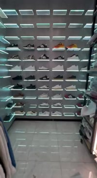 شباب  عارض أحذية تفصال  جديد مامطروق سويته للمحل خاص سبب البيع ماعندي ...