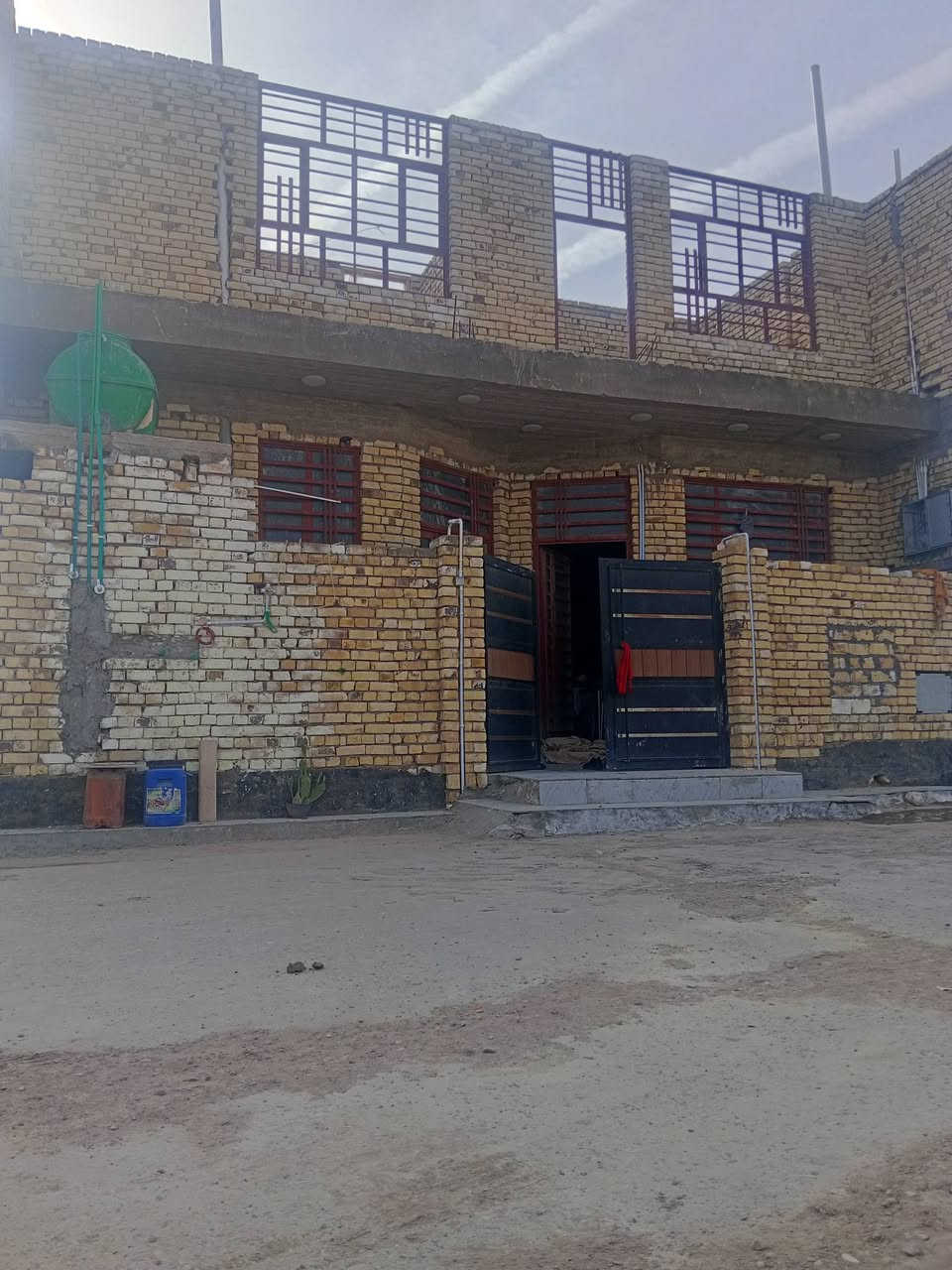 سلام عليكم مشتمل ١٠٠ مربعه ركن بلموقع العسكري بلملحق رقم المشتمل 8043 تبليط اباب البيت كهرباء او مي موجده ساحبين او الشراي يتصل او بيه خير او تدلل ***********
