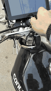 ايراني 200 cc دراجة مكفولة قبل شهر نزلتهة من الرمبة دراجة شوفة عينك نقصهة موضح بالفيديو بس الجوزة ما تطفة من السويج السعر 850 مكاني الشعب *********** اوراق معرض وسويجين
