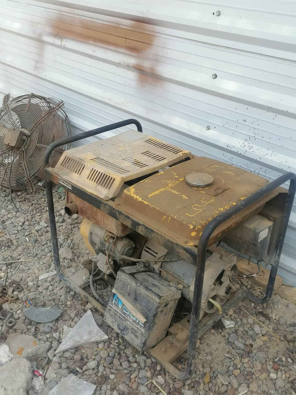 السلام عليكم
مولده كامه كاز للبيع نظيفه ماتولد كهرباء ملف كارت فحمات مااعرف بس محرك مشروط وشغال ع الفحص السعر 200 وبيها مجال
مبرده حجم 40 شغاله كامله 
سعرها 200 وبيها مجال
 الرقم...      ***********
