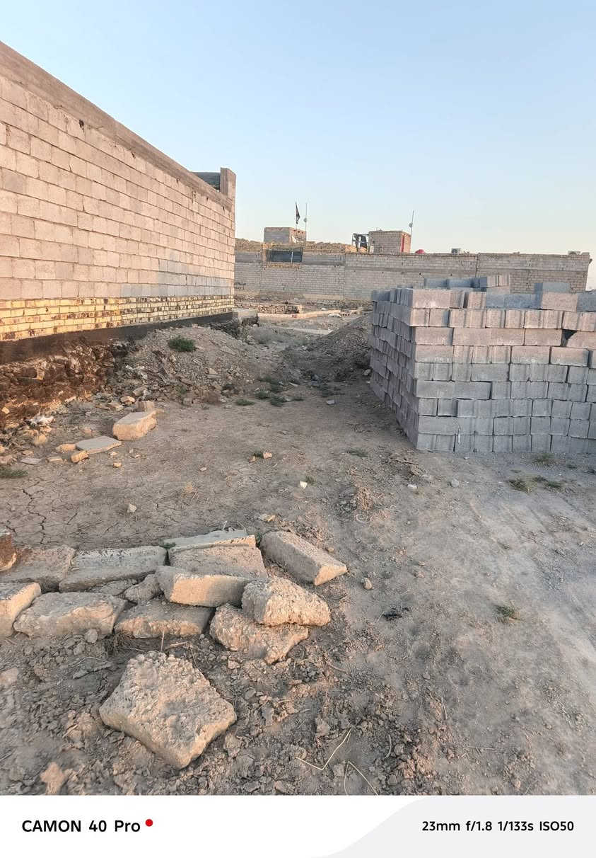 قطعه خلف الملعب القديم  مساحته ١١٢ متر خدماتها ماي وكهرباء قريبه عل مقرنص السعر خاص

***********
