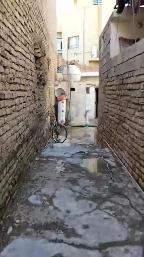 سلام عليكم 
دار للبيع الموقع بعقوبة بهرز سبعه نيسان 
طابو 
مساحه 175
غرفتين وصالة ومطبخ وحمامات 
للتواصل ***********
