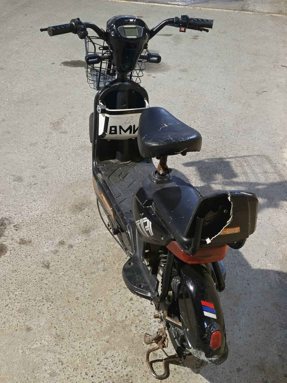 ماطور شحن للبيع
4باتريات عادي 
سرعه 40 
لايت بلاجكتور اشاير هورن شغال 
كامل مكمل السعر 130 وبي مجال 
مكاني حي صدام الاتصال ع رقم ***********
