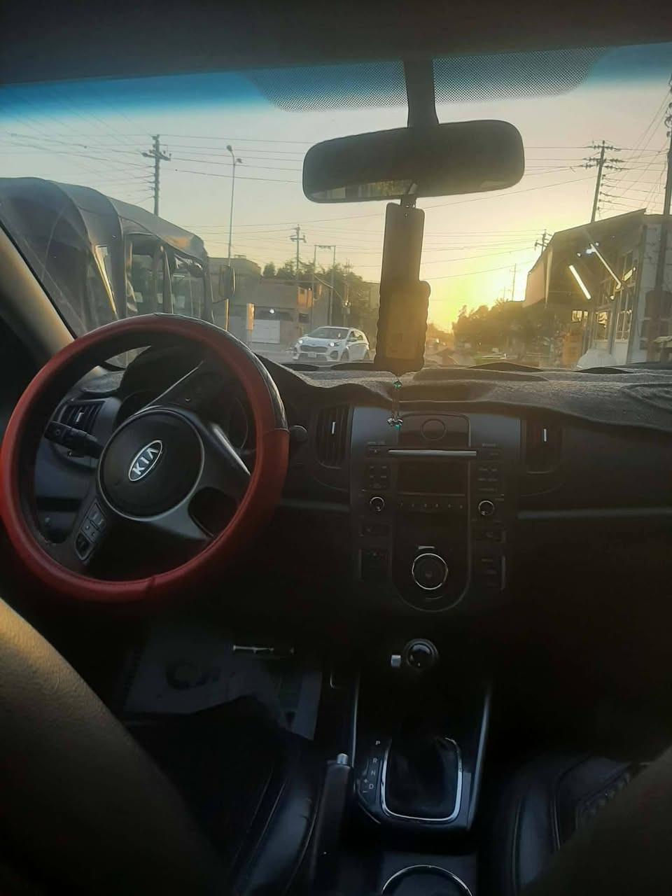 السعر ١١٥ سيراتو ٢٠١٢
سيارة مكفولة من دعامية لدعامية 
ماشية ١١٧ 
تحكم ستيرن جهتين 
تبريد شاشة 
ويل فلات 
كير ٦ نمر 
كيج الحماوة الكتروني 
اشاير بالمري 
مري شفط 
محرك ١٦٠٠ دوش بلادي ممفتوح 
رقم سليمانية سنوية ل ٢٧ باسمي 
***********
