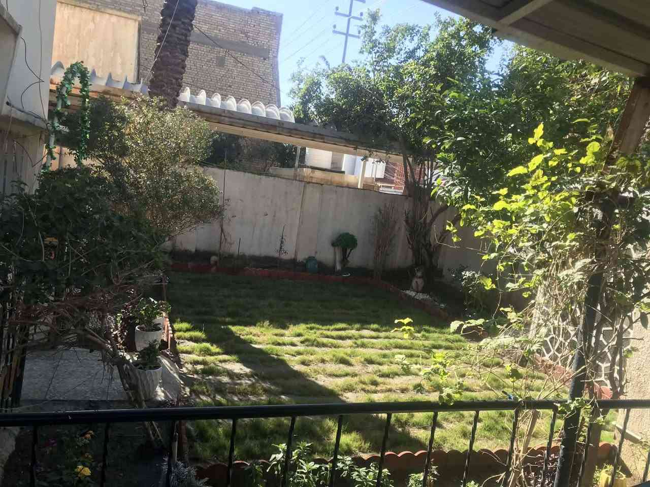 السلام عليكم استقبال مع صاله وهول ومطبخ مع غرفه ارضيه وسويت حمام كامل مع الغرفه
كما يوجد حمام سويت كامل لوندري 
الطابق الثاني اربع غرف مع هول وجود حمام لوندري وطابق الثالث غرفه مع سطح المساحه 250 متر  عنوان الدار بابل حله شارع المديريه مصطفى راغب طابو صرف الاستفسار عله الرقم ***********
