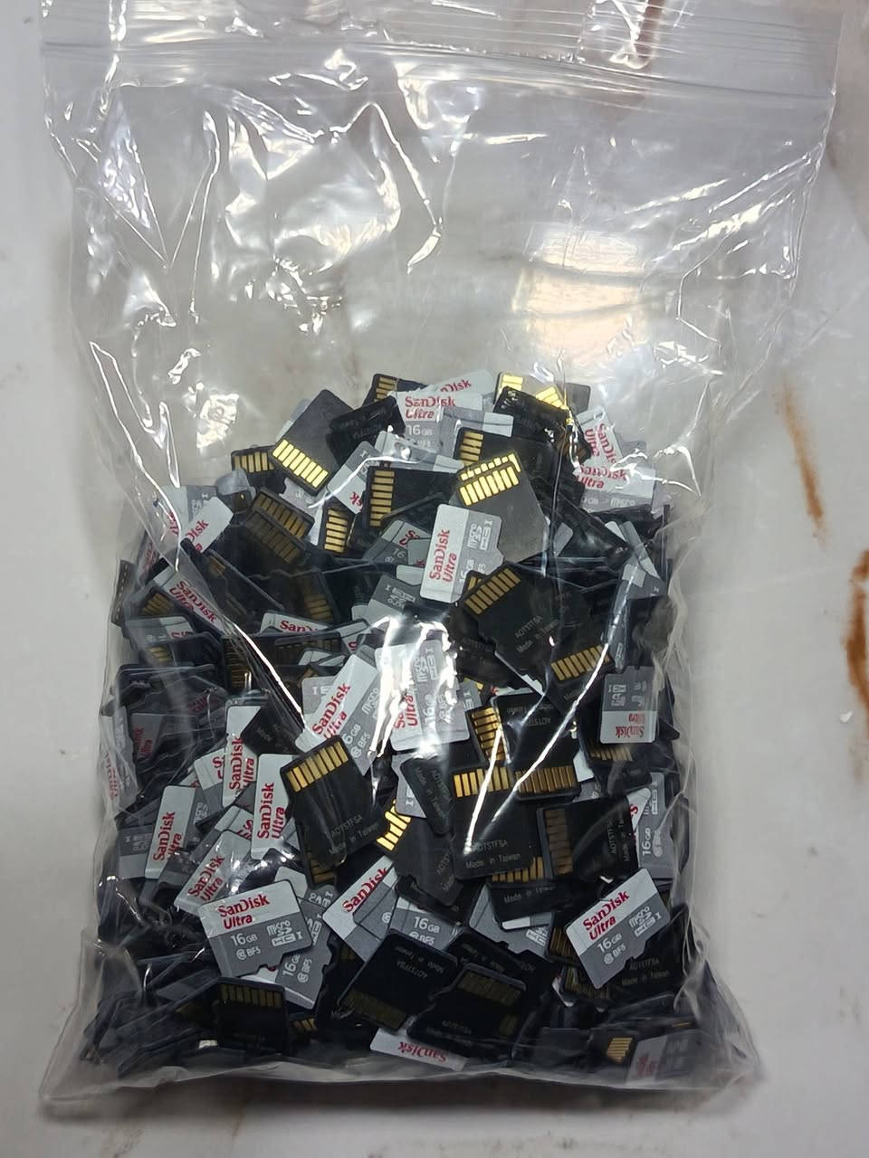 متوفر ميموري كارد سانديسك الترا 64G عدد الفين قطعة كما موضح بالصور للبيع.

التواصل عالخاص او واتساب ***********. يوجد توصيل لكل المحافظات.
