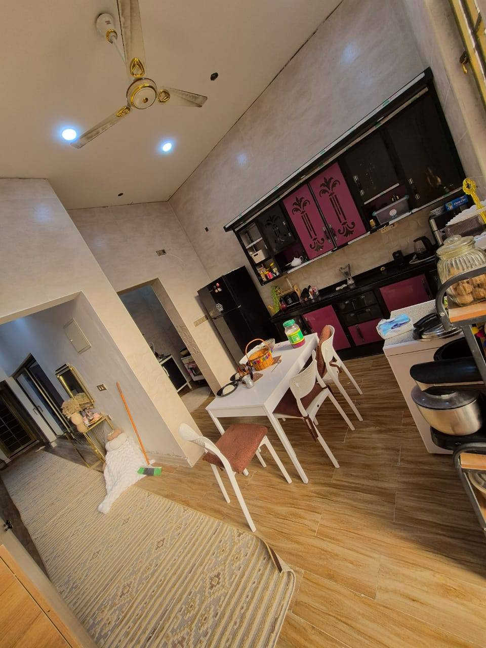 صبحكم الله بالخير...
دار حديث للبيع طابو زراعي اصولية 100% 

العنوان الفيحاء ارض الدكتور مقابيل ميناء المعقل مباشراً تبعد عن الشط 600 م 

مساحة الارض 230 م 

مساحة البناء 150 م 

طابقين ونص 

الطابق الاول غرفة نوم غرفة استقبال صالة كبيرة مطبخ حار بارد  حديقة داخلية حديقة خارجية كراج منور حمامات داخلية لوندري حمامات خارجية 

الطابق الثاني 3 غرف نوم وحدة بيهن ماستر وصالة وحمامات ولوندري 

السطح غرفة مخزن غرفة مقطورات بيتونة 

شغل درجة اولى من مواد ماء وكهرباء وشيش وابواب وشبابيك 

صب كونكريت مركزي بمادة c35 

بالنسبة للكهرباء كل طابق معزول عن الثاني 

تأسيس انترنت كامرات ستلايت

لباقي التفاصيل التواصل واتساب فقط    *********** 

علما البيت بأسمي 

السعر  200 مليون قابل للتفاوض
