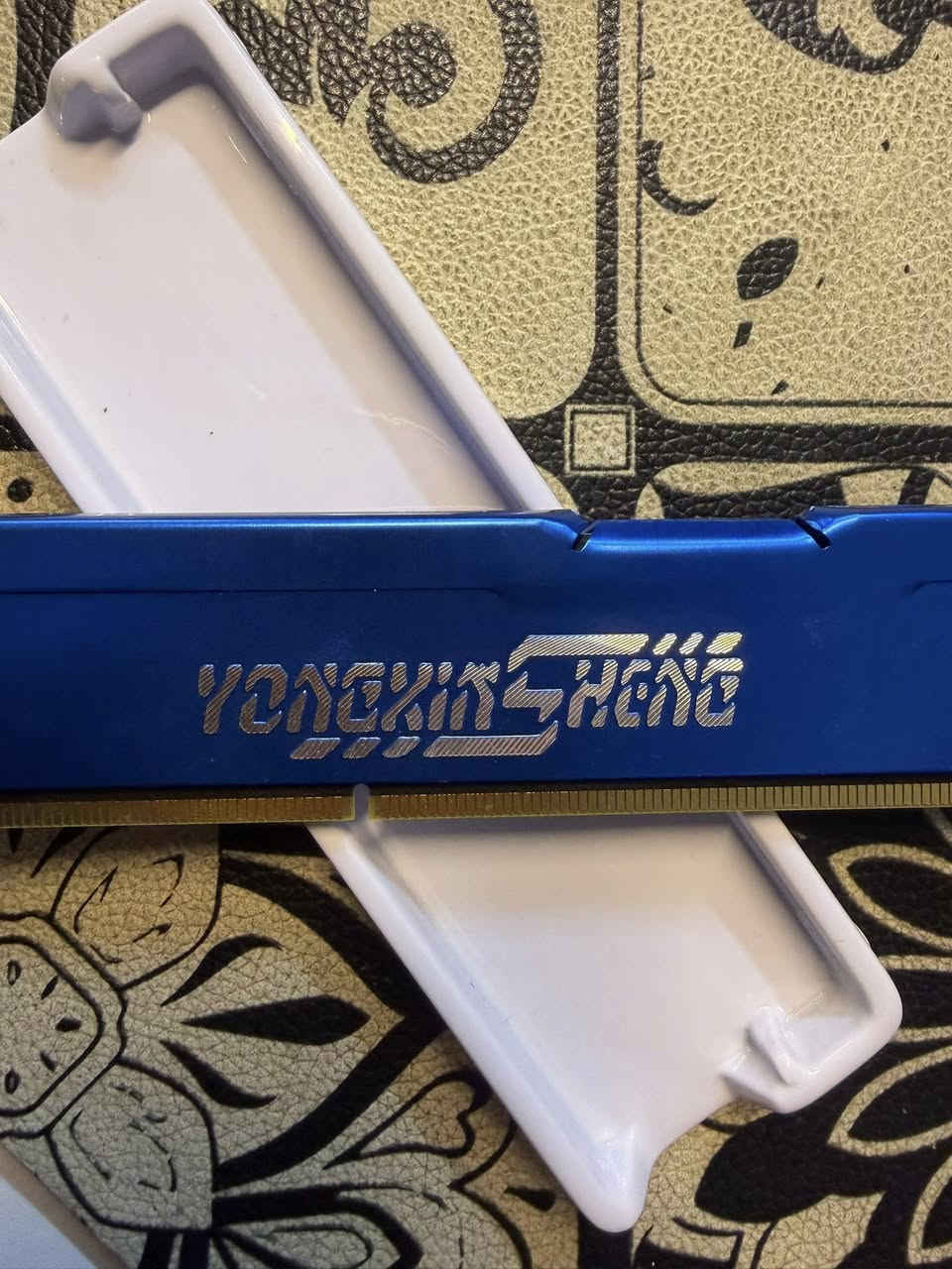 سلام عليكم
سماعات  CORSAIR سماعت قويه وتخبل صوت عالي باقي موصفاتها راسلتي ادزلكياهن + رام 8g ddr3  اعله سعر ابيعهن 
وهاذ رقمي *********** توصيل موجود
