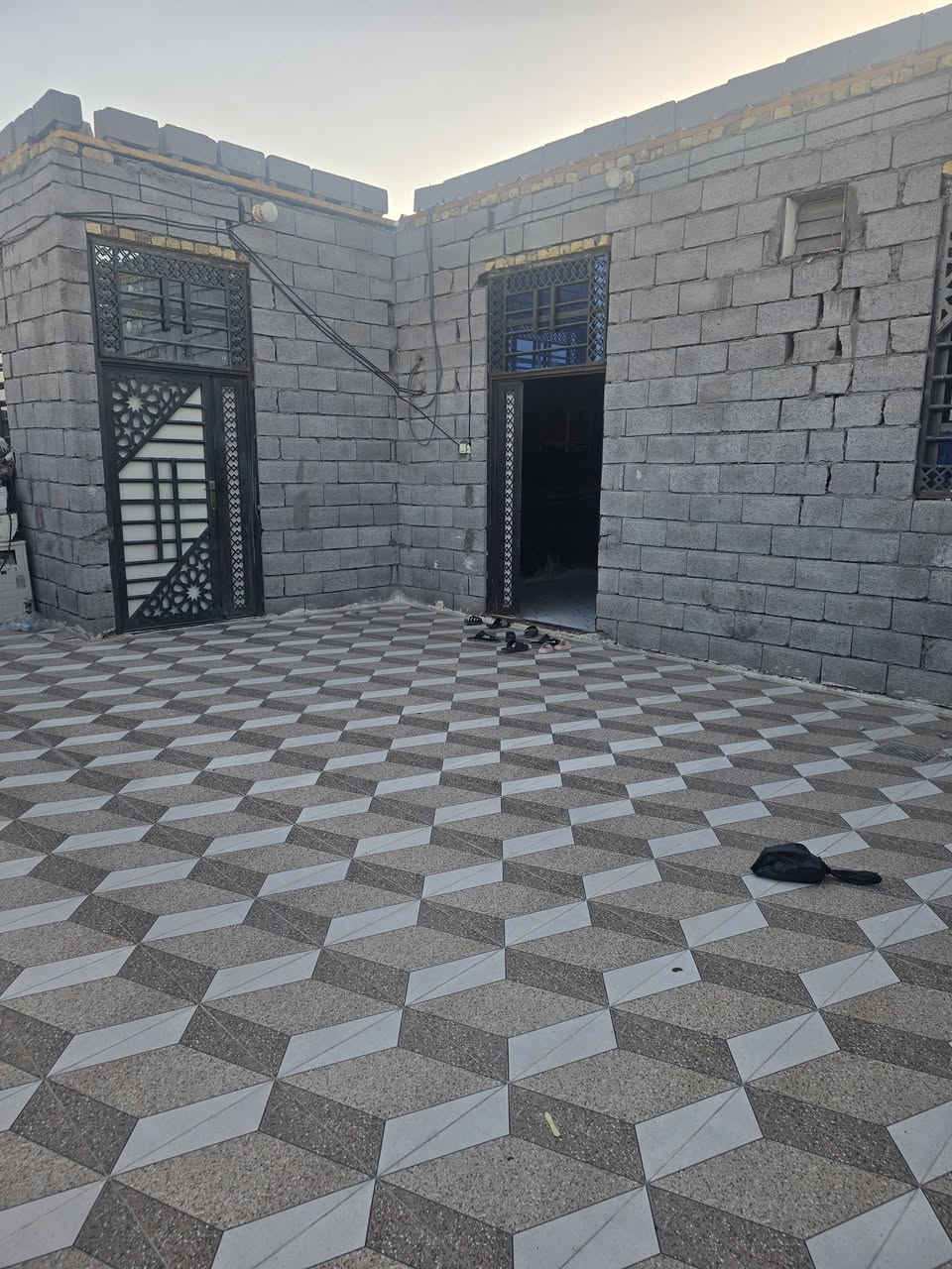 بيت زراعي للبيع خلف المدينه المائيه قرب حسينيه حجي باقر المرياني مساحة الرض ٦٥٠ متر مساحة البنيان ٢٠٠ متر يتكون من ثلاث غرف + صاله × ديوان× حمام داخلي× مطبخ البيت كله سيراميك سقف سندويج ٥٠ وبيه مجال ***********
