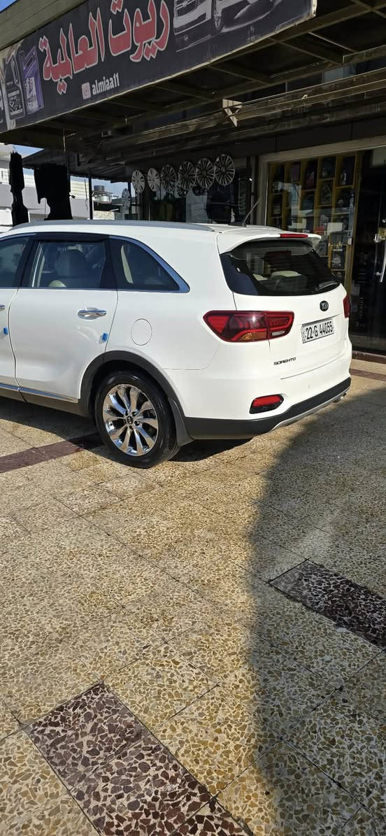 سورنتو 2018 بجم ال 2020 
السيارة بدون ملاحضات كلين فقط دعامية 
محرك 6 
ماشية 70 الف وقابل للزيادة 
كشنات جلد 
3قطع تبريد 
بصمة 
كشنات الامامية كهرب 
صندوق كهرب 
رادارات وحساسات امامية وخلفية
وبقية المواصفات المعروفه 
محرك وكير بشرط 
للأستفسار ***********
