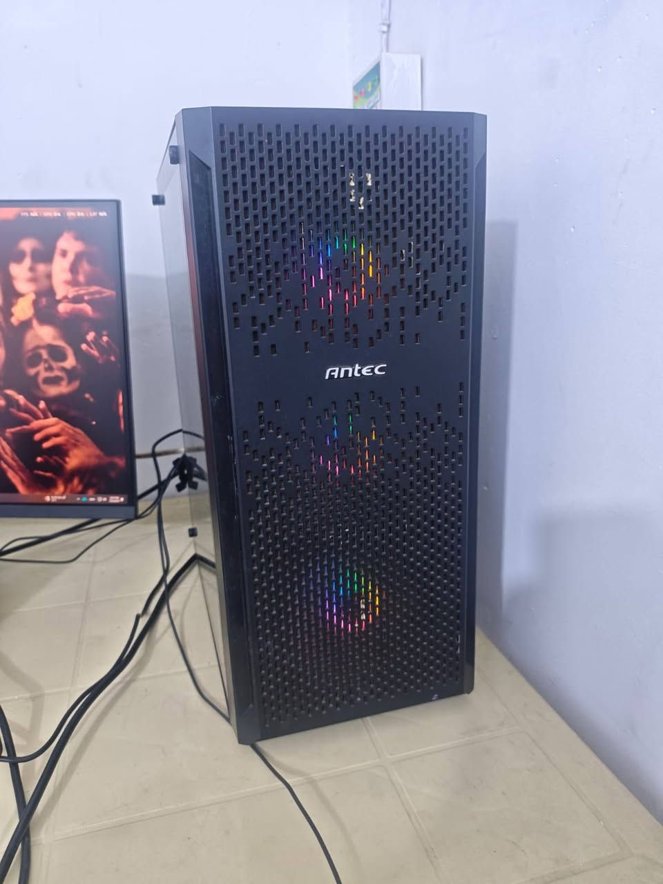 سلام عليكم للبيع تجميعه
GPU: RTX 4060 Gigabyte OC 8GB

CPU: Core i5-10400F

RAM: 16GB DDR4 3600MHz RGB

Storage: 1TB NVMe M.2 Lexar (سريع جداً)

Motherboard: ASUS H510M

PSU: MSI 550W 80+ Bronze

Case: Antec NX290
💵 السعر: 975 ألف فقط وبيها مجال
للتواصل واتساب ***********
