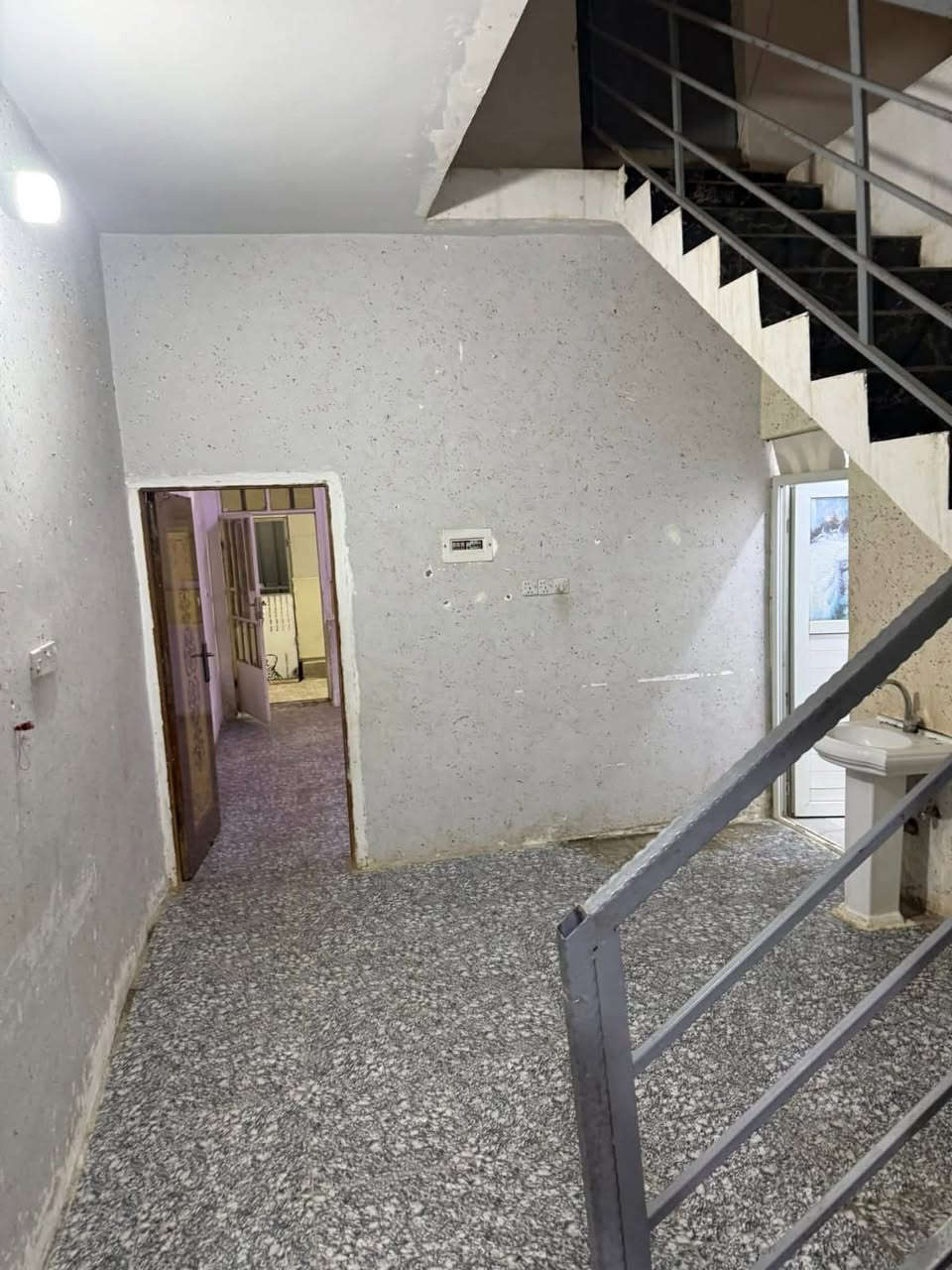 السلام عليكم بيت طابق ثاني الايجار في حي الجهاد في ديوان الاصيل شارع اسواق عبودي معزول المي والكهرباء بي عرفه نوم وحده وحولي وصاله ومطبخ وسطح اجاره 400الف وبي مجال الاتصال على الرقم ***********يوم واحد بالشهر يفرغ البيت ويكون عائله صغيره وموظف
