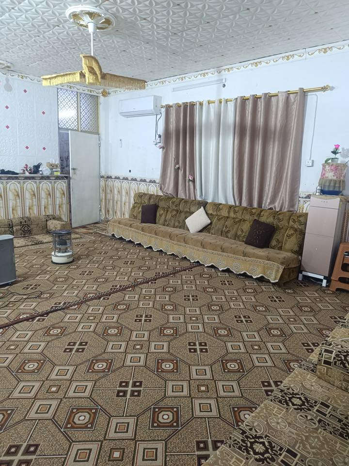 السلام عليكم ..
بيت #للبيع مساحة 400 مع قطعة بجانبه مساحتها 120 متر ، مع محل على طريق بغداد ، 
كل هذا بـ 250 مليون دينار .
العنوان ابو شطيب طريق بغداد 
موبايل /‭0773 610 7320‬
