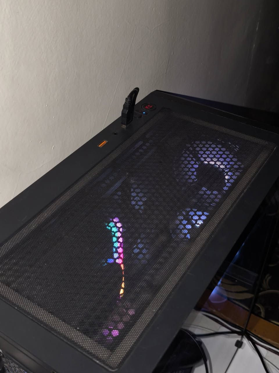كيس للبيع
مواصفات 
 المعالج R5 5500 مبرد ستوك 

كرت شاشة 2060 6g نسخه زوتاك

مذربورد كيكابايت A520m k v2

رام 16gb 3200 كورسير RGB

الباور 650w 80+ برونز

الذاكره ssd 512 من كينغ ستون

كيس اربع مراوح ARGB مع هوب ماركه aigo مع ريموت تحكم

السعر 750 الف توصيل متوفر


**إذا كنت صاحب هذا الإعلان وتريد حذفه لأي سبب، رجاءا أرسل رسالة إلى الدعم الفني**