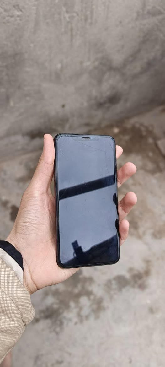 ايفون 11 برو ماكس ذاكره 256 ملحقات كــارتونه فقط مكاني نجف توصيل ماعندي بطاريه 74 صرف طبيعي حاله حال كل ايفون تاخذه ع فحص استخدام شخصي سعر 400 
مراسله واتساب ***********
