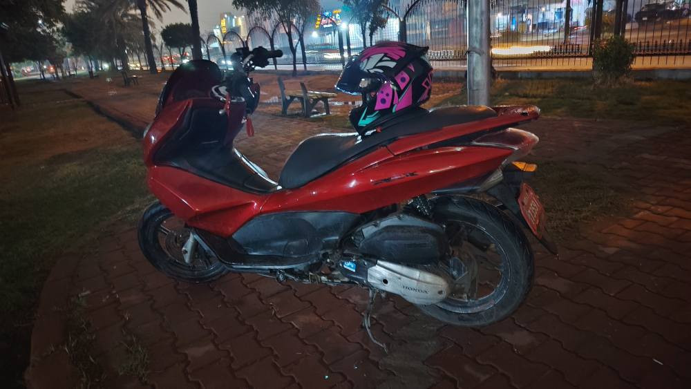 دراجة  pcx محرك 150cc 
بيهة نقوصات بسيطة بس كلشي بسعرة  
تجي تفحص تقتنع يلة تاخذهة متعجبك على راحتك 
نقوصاتهة 
هورن بس يحتاجلة ربط 
قاعدة الكشن بيهة مشكلة 
والكفرات بيهة ملاحظات 
السعر 950الف 
مكينة ناعمة وتخبل
رقمي 
*********** بغداد, العراق
