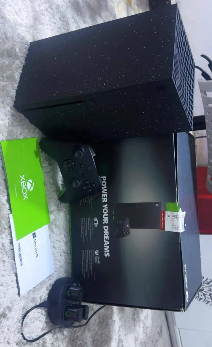 اكس بوكس سيريس اكس ( نسخة الجلاكسي نسخة محدودة )
المساحة 2T
الكارتونة موجودة
الملحقات كاملة
و يأتي معها شاحنة البطاريات و معها اربع بطاريات 
السعر 950 و بي مجال بسيط
للاستفسار ***********
و يتوفر توصيل
