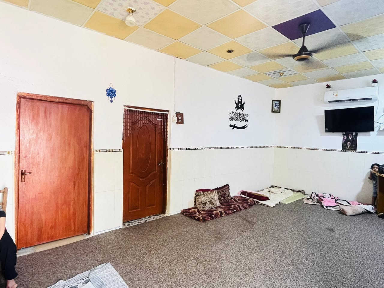 سلام عليكم بيت للبيع يحتوي على غرف 2 ودوانيه واكو مجال هيكل للدوانيه يصير بي 3 غرف ودوانيه وهول ومطبخ وحمامات وحديقه امام البيت وخلف البيت مساحه الكليه 350 العقار  زراعي
سلام عليكم بيت للبيع يحتوي على غرف 2 ودوانيه واكو مجال هيكل للدوانيه يصير بي 3 غرف ودوانيه وهول ومطبخ وحمامات وحديقه امام البيت وخلف البيت مساحه الكليه 350 العقار  زراعي
سگف مالته عگاعده السطح ما يخر ابد
كراج جبير يشيل 3 سيارات وامام البيت ساحه جبيره بيهه مواكب يعني البيت ما مضايق بس مو من ضمن البيت 
وبصف البيت الك مترين يبعد عن شارع العام اقل من 200 متر السعر 30 وبي مجال للشراي لمو شراي لا يتصل 
الرقم ***********
 العنوان البصره الهارثه حي المرتضى
