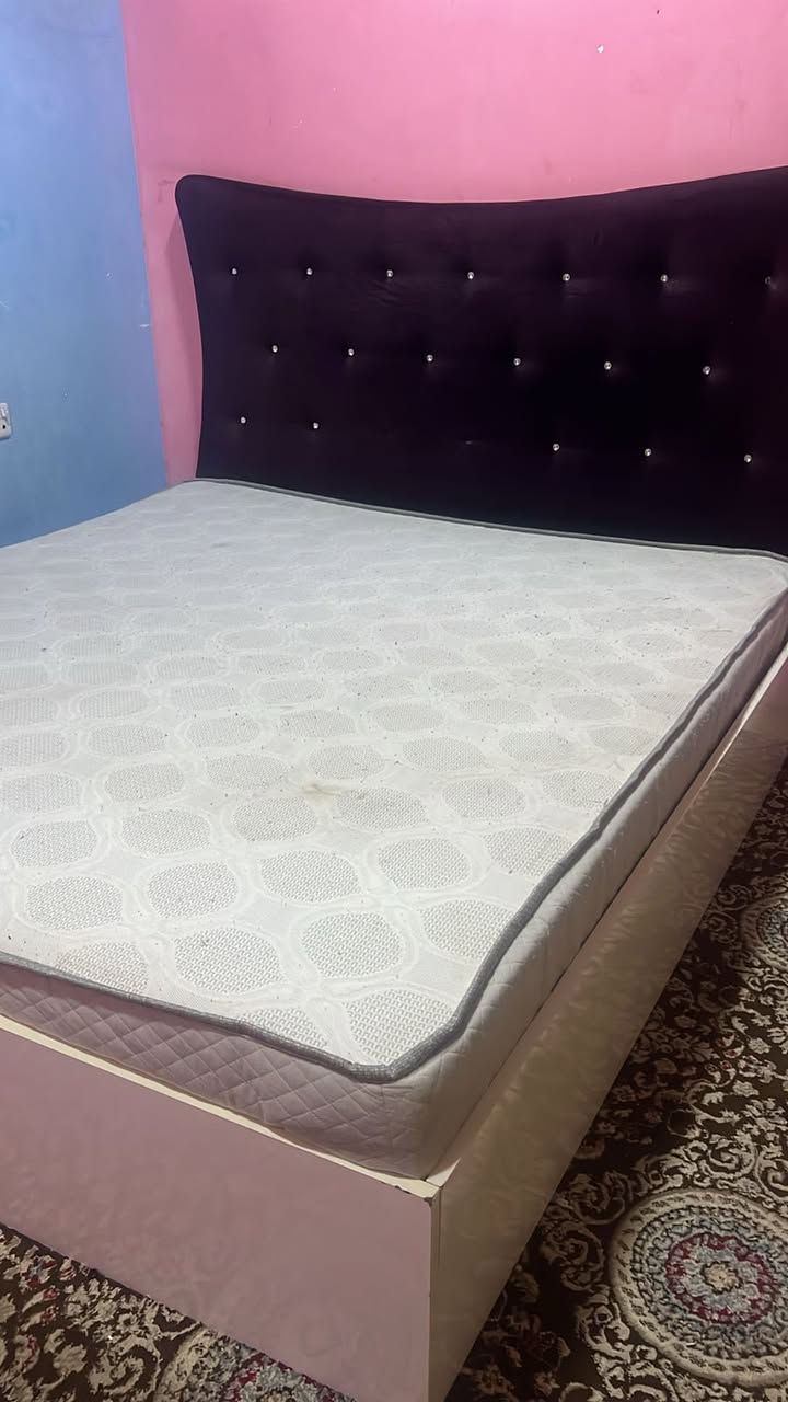 سلام عليكم غرفه نوم 4 قطع مابيهه اي كسر ونضيف كلش ومابي اي عيب سعره 200 وشويه بيهه مجال مكان سليمانيه وهاذه رقم ***********
