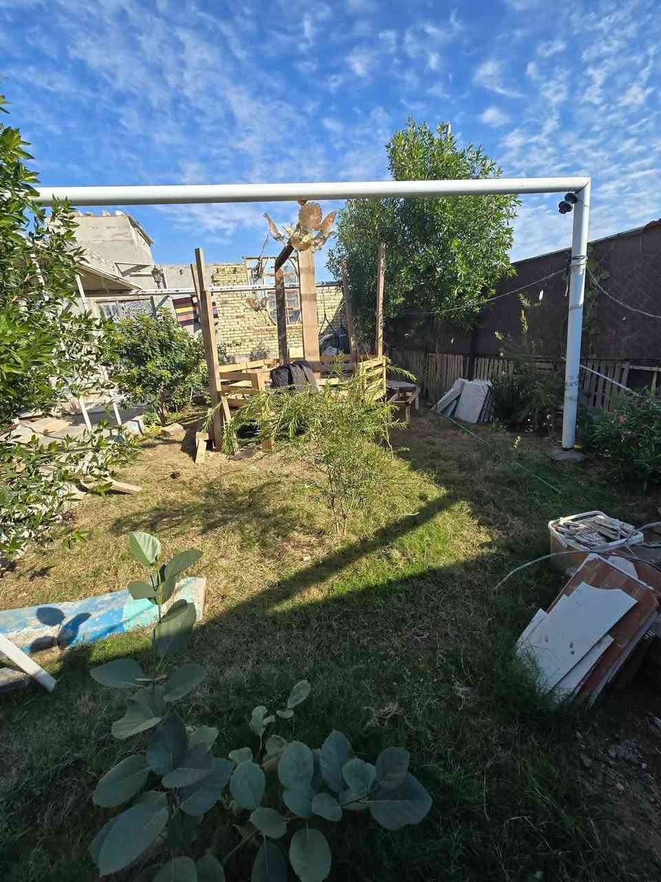 بيت مساحته ٣٠٠ بناء طابوك رتفاع عن الشارع اكثر من متر بناء حديث غرفتين نوم +صاله ١٢ متر صحيات داخليه خارجي مطبخ داخلي ومطبخ خارجي براني عايزه ضلع واحد بيت كله سيراميك***********
