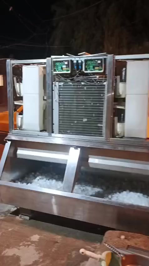 مكائن ثلج بلوري ايطالي فنجان ٦٠٠ كيلو باليوم ثري فيز كهرباء عدد ٢ نضيفات جدا ***********
