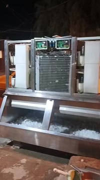 مكائن ثلج بلوري ايطالي فنجان ٦٠٠ كيلو باليوم ثري فيز كهرباء عدد ٢ نضيف...