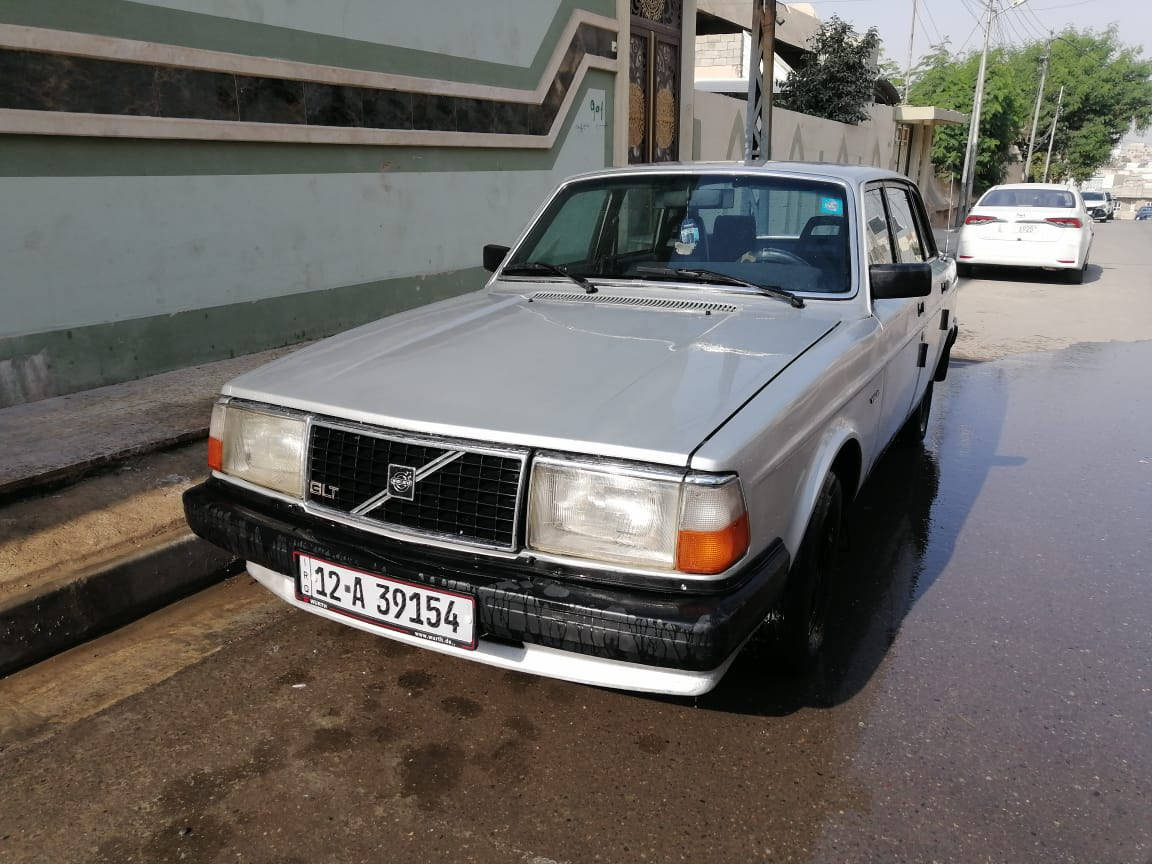 مساء الخير عدنا سيارة فالفو لبيع  رقم الماني كير اوتماتيك  شرط التحويل   سعرها 35ورقة وبيها مجال الي يحب يخابر على الرقم ***********
