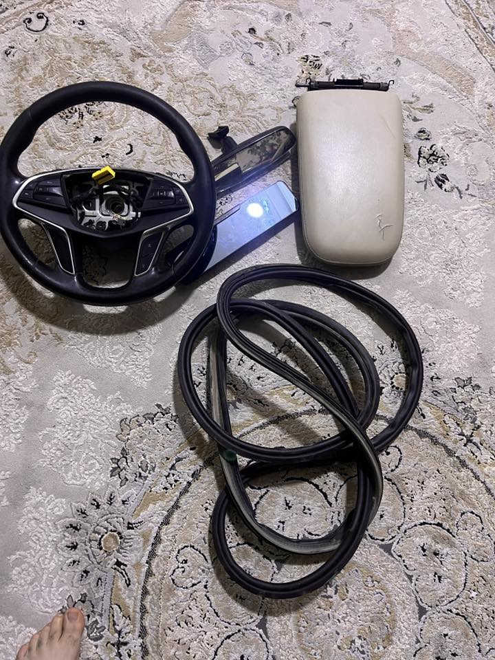 للبيع كديلاك*********** 

تجوه وسطيه مع دركه كامله مع مرايه وسطيه مع ربل جنطه
