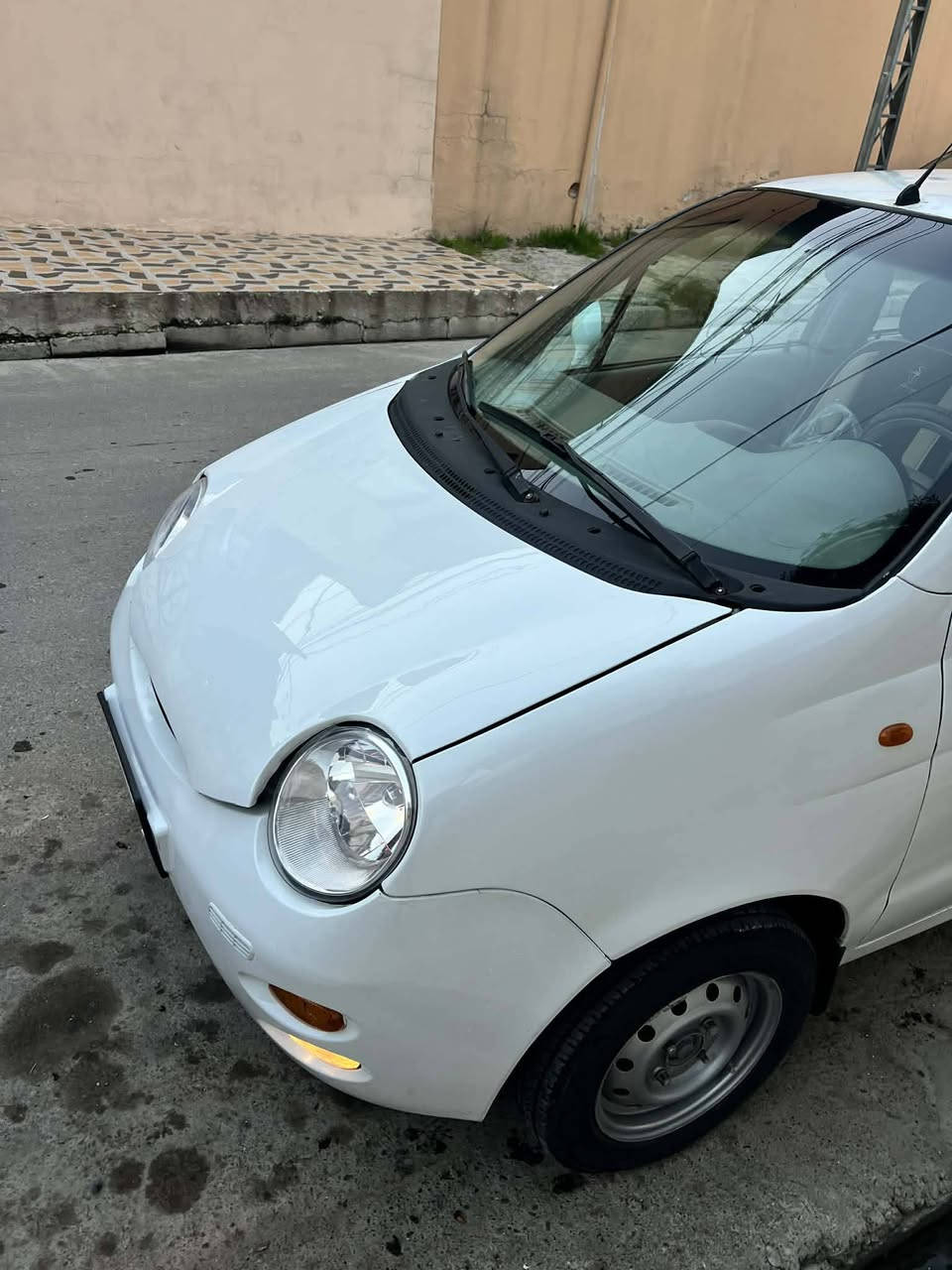 سلام عليكم اخوان كوكو للبيع سياره سنويه صاقطه عليها غرامه 350 محرك كير بحالا جيدا بيها شكم قطعه صبغ ابيع حزام تدفأ نار تبريد بس غاز كشنات جديد مغلف سياره حلوه وكاعده سعرها اتصل عرقم ***********
