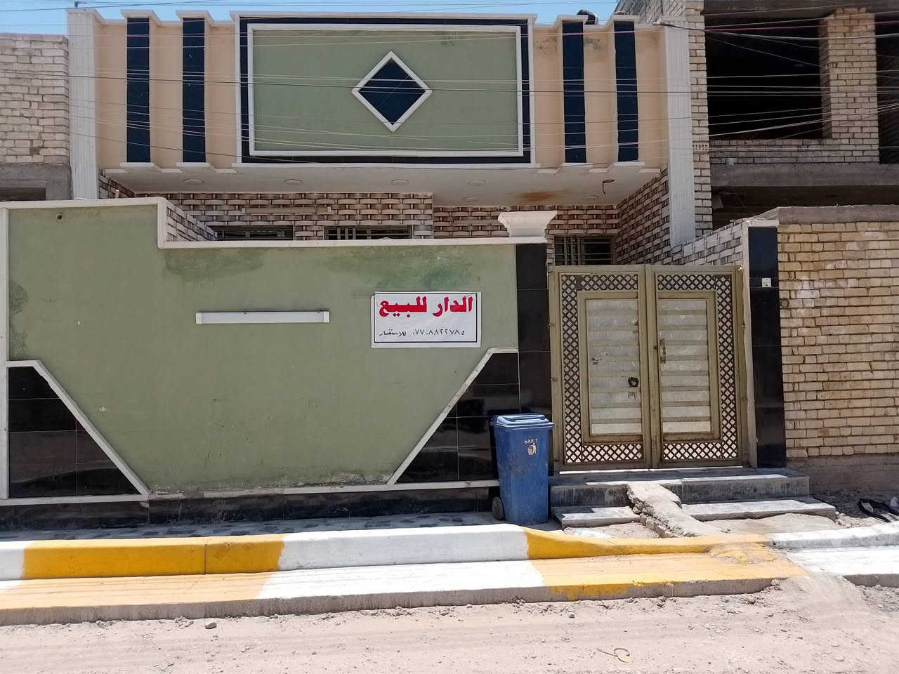 السلام عليكم بيت للبيع في منطقه الضباط الثانيه الزراعي مال البلديات المساحه 150 متر قاط ونص يحتوي على اربع غرف مال نوم الطابق الارضي غرفتين صاله حمام مطبخ حار مطبخ بارد استقبال كراج صحيات كامله الطابق الثاني غرفتين صاله حمام سطح مطبك شتاكر بيت جديد متعوب علي بمعنى الكلمه فرع كامل رصيف ومي ومجار كهرباء فرع هاي ايام تبليط اكيد تجي وتشوف بعينك موقع كلش حلو سعره تصل بل خدمة *********** ملاحظة هاي الايام تبليط اكيد تجي وتشوف بعينك
