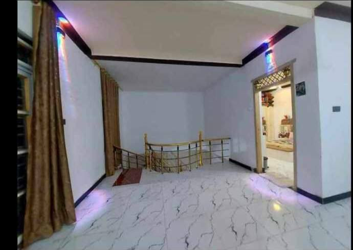 السلام عليكم بيت للبيع بحي المرور أو السعيدي مقابيل علوه المخضر قريب عل شارع كلش مساحته 180 طابو زراعي سند25 طابقين بيت كامل الطابق الجوه صاله استقبال غرفه مجمع صحيات طارمه وممر الطابق الثاني غرفتين صاله وسطح سعره 70 وبي مجال كلش قليل  خاص موجود واتصال موجود رقم موبايل ***********
