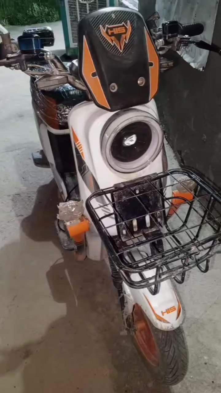 السلام عليكم للبيع دراجه شحن نوع His900 التفاصيل داخل الفيديو السعر 350 الف وبيه مجال قليل/المكان/ناحية الامام/ الاتصال على الرقم/***********//***********
