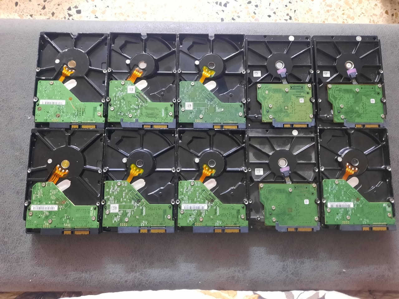 السلام عليكم 
هاردات HHD للبيع فحم 
طلعن اهتزازات بعد الله اعلم شغالات او لا 
سعر القطعه 6.500 
والتيره وحده 9.000
والياخذ اكثر من 3 احسبله قطعه ب 6.000 
يوجد توصيل تواصل وحجز ***********
