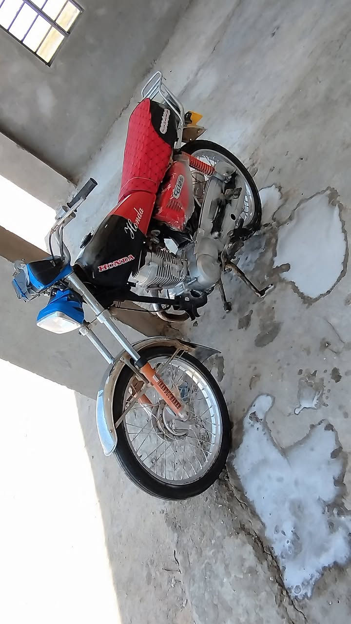 دراجه للبيع ادوات محرك نضيف ايراني بلمشي طير 
لا دخن ولا صوت سعر325 وبيها مجال  مكان مزارع الزبير راحه غرب صيطره ابو غايب ***********
