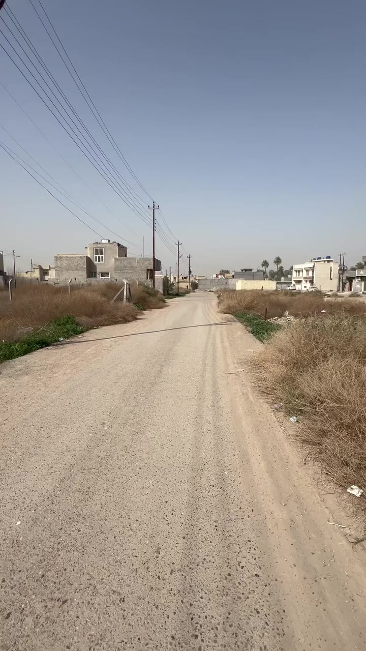 السلام عليكم قطعة ارض للبيع مساحة100 جبهه6.250 نزال16 الارض زنجيل  تصير خمسينات ثنين على شارعين  سعرها مناسب جداً مقابيل جزيره بغداد السياحية شارع الجم/***********
