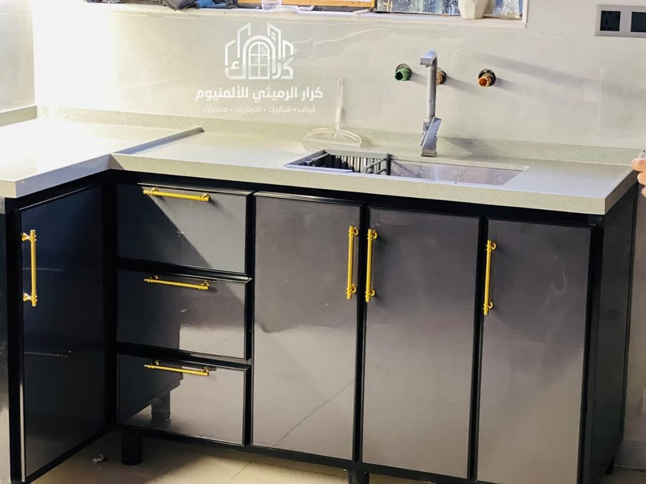 💎 مطبخ العمر بتفاصيل لا تقبل المساومة! 💎
​🛠️ كرار الرميثي للألمنيوم  🛠️
​لأن المطبخ هو قلب البيت، قمنا بتوفير أعلى مواصفات الجودة والمتانة لتصميم مطبخ أحلامك بمواصفات حقيقية وضمان حقيقي!
​✨ الداخل والخارج ألمنيوم بالكامل (أرضي ومعلق) ✨
​📌 المواصفات الفنية والتفاصيل الفاخرة:
🔷 ​الهيكل والمتانة: البوري محشّى بالخشب لضمان أقصى درجات القوة والثبات.
🔷 ​الأبواب والطلاقات: الخارج كابون (Alucobond) عصري وفاخر، ومن الداخل مغلفة ببليت  متين جداً.
🔷 ​التقسيم الداخلي: قاطع للأرضية والرفوف مصممة بحيث تتحمل أوزان عالية جداً وهي مقاومة ومضادة للبكتيريا.
🔷 ​الارتفاع المميز: الكاونتر المعلق بارتفاع 90 سم وليس 70 سم (مساحة تخزين أكبر ومظهر أكثر فخامة).
🔷 ​السطح: مرمر كوارتز طبيعي 100% مقاوم للخدش والحرارة.
🔷 ​الملحقات والمفاصل: نرمايد هايدروليك داخلية ضد الصدأ لفتح وإغلاق سلس ومريح.
​🎁 هدايا العرض المميز:
​سلات هيدروليك هدية مجانية مع كل كاونتر!
​كامل المواصفات مع ضمان حقيقي.
​📍 العنوان والموقع:
​الرميثة - حي الشهداء - قرب مستوصف الزهراء - مقابل مطعم لاريف.
​📞 للحجز والاستفسار:
​تواصلوا معنا مباشرة عبر الأرقام التالية:
​***********
​***********
​✨ كرار الرميثي.. حيث تلتقي الفخامة بالمتانة ✨
