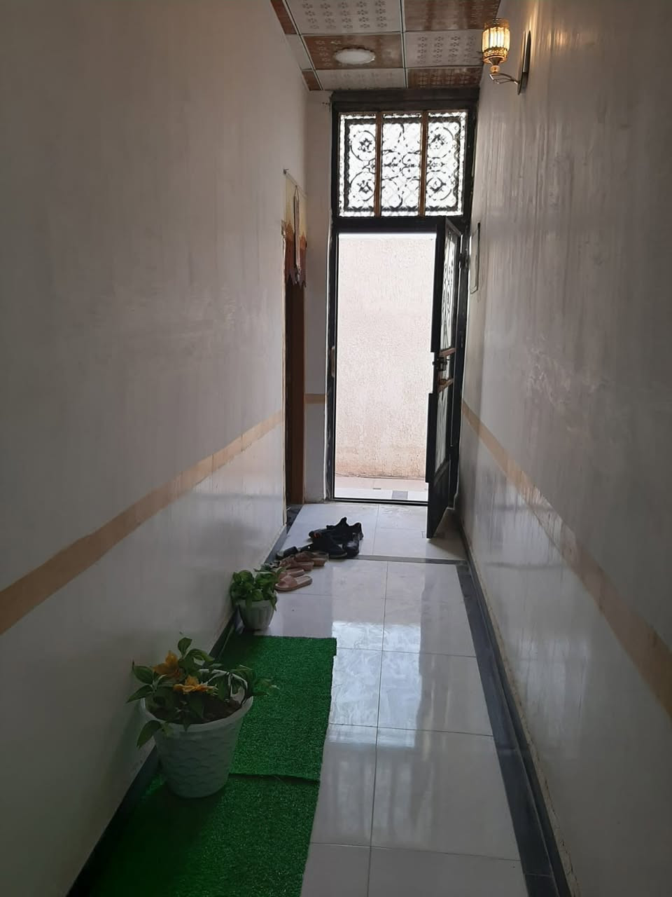 بيت للبيع مساحه 200 متر العنوان الحوطه/ شارع الريان  مقابل ملعب الريان
خلف مركز الشرطة ودائرة الكهرباء
البيت موقعه متميز ركن على شارعين امامه ساحة كبيرة.. يتكون من غرفتين وصاله ومطبخ وحمام داخلي ومنور واستقبال وكراج وتواليت خارجي.
 تستلم بيت مؤثث جاهز (مرفق الصور)
اضافة الى ماطور ماء تانكي عدد 2 مغاسل سخان خلاطات ومراوح وسبلت.
السعر ٨٨ مليون دينار
قابل للتفاوض.
للاستفسار 
*********** 
( رقم المالك شخصيا ) شط العرب, البصرة
