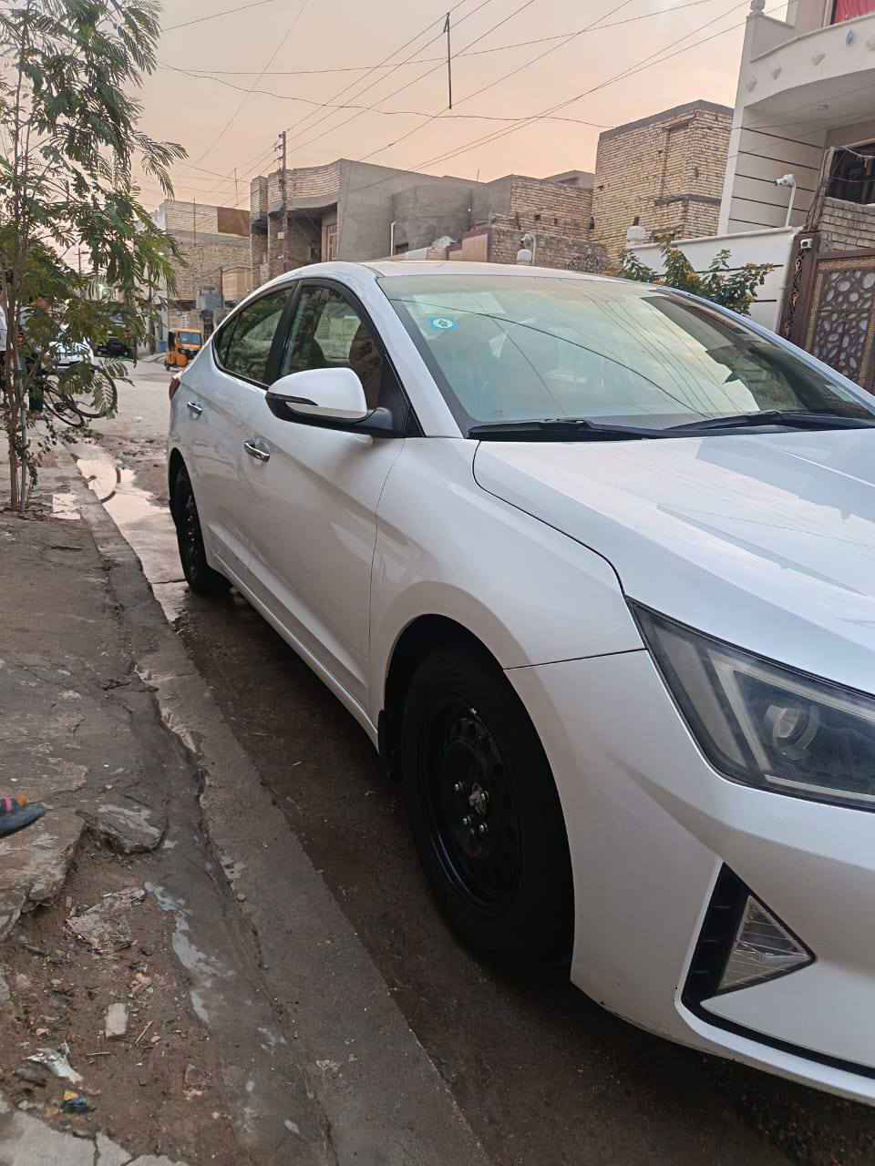 النترا خليجي فول مواصفات
موديل 2019 
لون ابيض 
كير AT المرغوب 
محرك 2000 دوش 
فتحة سقف 
تشغيل بصمه 
بصمه بابين 
كشانه جلد 
مري شفط 
نضام ترحيب 
حساسات 
كاميرة خلفية 
شاشة كبيرة 
ثلاث انظمة قيادة 
رقم بغداد بسمي السنويه التحويل ثاني يوم 
مكان السيارة بغداد 
السعر (158) ورقه 15800$ بيها مجال بسيط حگ الجية فقط
بقيه التفاصيل  التواصل على الرقم (***********)
