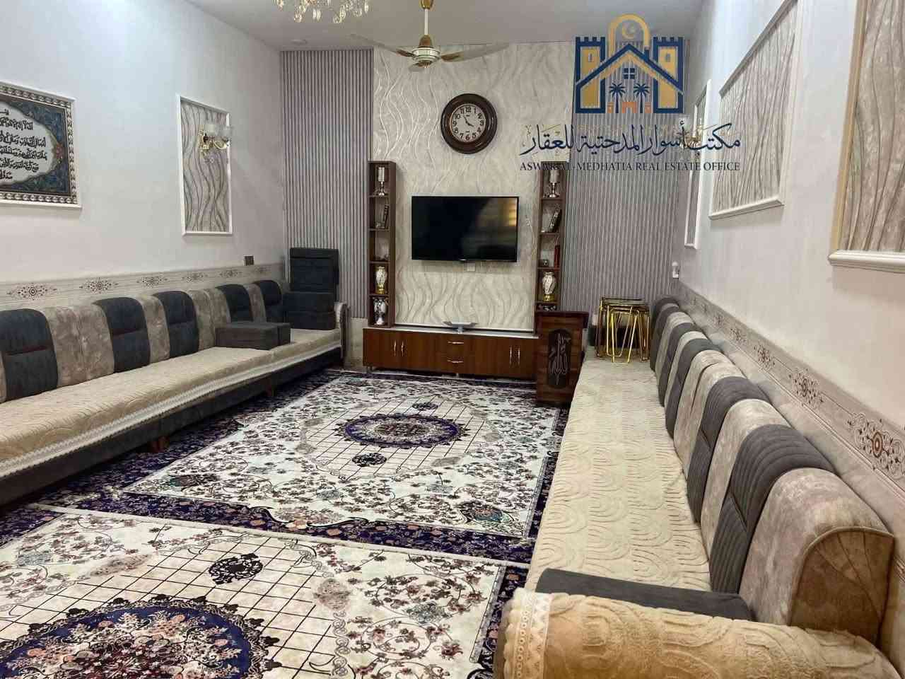 🏡 للبيع – دار سكن بناء حديث بسعر مميز 🏡

📍 الموقع:
بابل – الحمزة الغربي – حي الحوراء الزراعي.

💰 السعر: 175 مليون دينار (قابل للتفاوض).

📄 الوضع القانوني:

- طابو زراعي (سند 25).
- التحويل مباشر باسم المشتري.

📐 المواصفات:

- المساحة: 350 م².
- بناء حديث.
- الدار ركن.
- الواجهة: 13.5 متر.
- العمق: 25 متر.
- سقف كونكريت مسلح.
- أرضيات بورسلين.
- الجدران مكسوة بالسيراميك.

🏠 تفاصيل الدار:

- غرفتا نوم (5×4 م لكل غرفة).
- صالة طعام (4×5 م).
- صالة كبيرة (4×10 م).
- استقبال (4.5×7.5 م).
- مطبخان:
  - مطبخ بارد (4×5 م).
  - مطبخ حار (4×3 م).
- حديقة خارجية.
- كراج سيارة.

🛣 الشوارع:

- الشارع الأمامي: 9 م.
- الشارع الجانبي: 7 م.

⚡ الخدمات:

- ماء إسالة.
- كهرباء وطنية.
- خط مولدة.
- شبكة مجاري حديثة.

📞 للاستفسار والحجز:
مكتب أسوار المدحتية للعقار
📍 حي الحوراء – مقابل السايلو.

☎️ ***********
☎️ ***********
☎️ ***********

فرصة مميزة لمن يبحث عن دار حديثة بموقع جيد وسعر مناسب.

