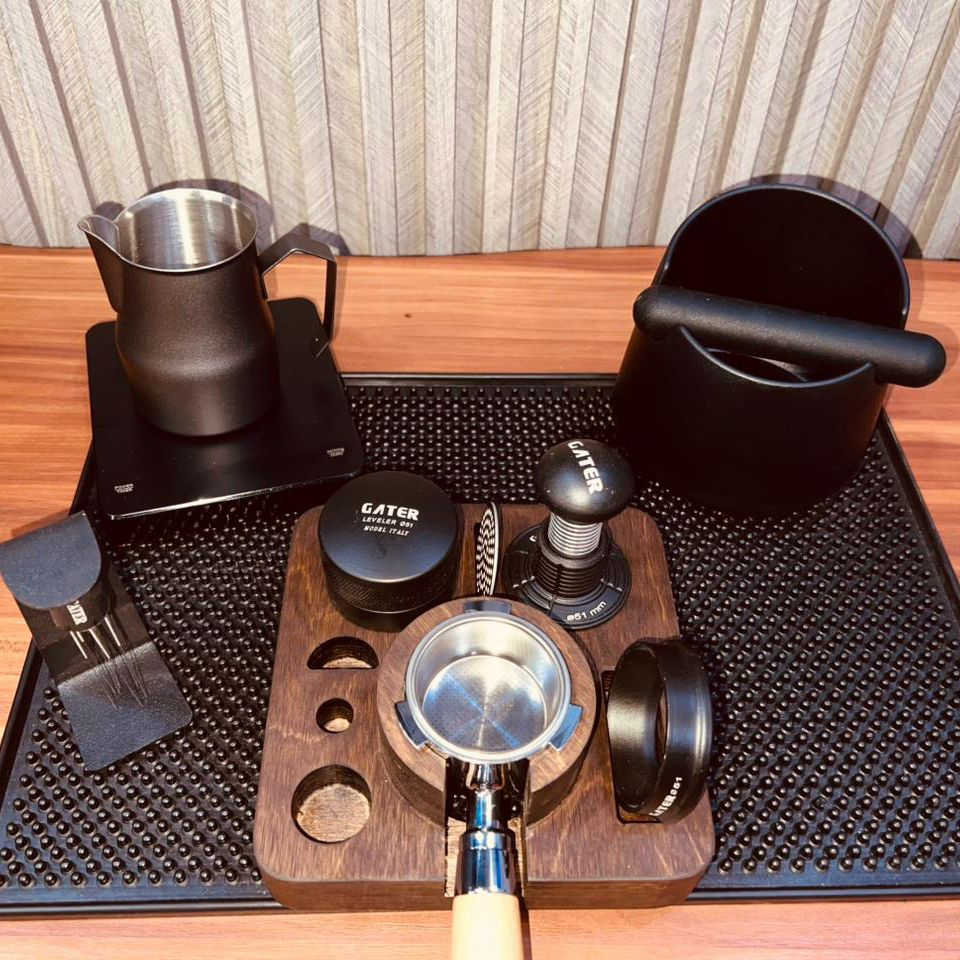 تتوفر كافة اداوت الباريستا قياس 51/ 58 
بورتفلتر مكشوف 
تامبر سبرنك 
موزع ثقيل 
رنك مغناطيس 
مفكك تكتلات مع قاعدة 
بتشر رسم 
باك سكرين 
نوك بوكس 
جلدات ربل صغير وكبير 
قاعدة اداوت 
التفاصيل خاص يوجد توصيل


**إذا كنت صاحب هذا الإعلان وتريد حذفه لأي سبب، رجاءا أرسل رسالة إلى الدعم الفني**