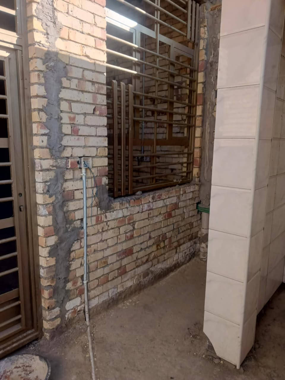 السلام عليكم شبابيك مال بيت 100 متر كاملات . للبيع الله شاهد ماخذينه 800 . واكفت البناء  واريد ابيعهن  الي شراي يراسلني . مكلف بلنشر.. للاتصال على هذا الرقم ***********
